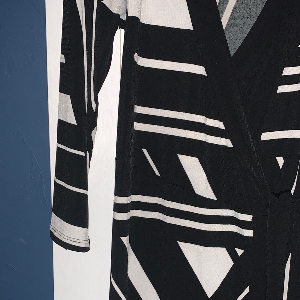 Jaclyn Smith Black and White Geometric Long Sleeve Dress - Picture 6 of 6